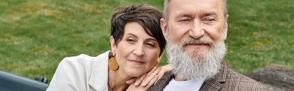 Couple sénior amoureux, femme âgée penchée sur l'épaule de l'homme, mari et femme, extérieur, banderole — Photo de stock