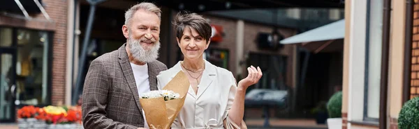 Banner, glückliches älteres Paar, Blumenstrauß, Romantik, aktive Senioren, alternde Bevölkerung, Stadt — Stockfoto