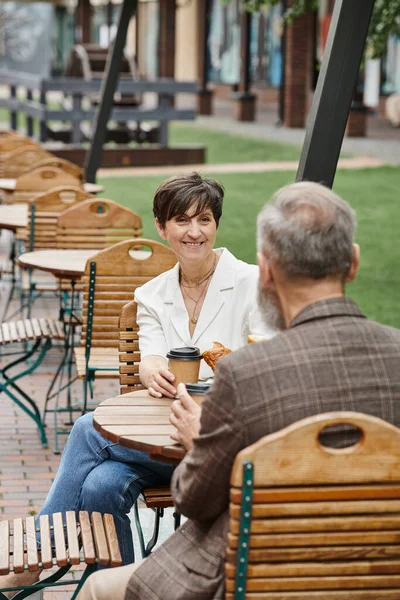 Allegra donna e uomo, bere caffè in caffè all'aperto, terrazza, coppia anziana, estate, urbano — Foto stock