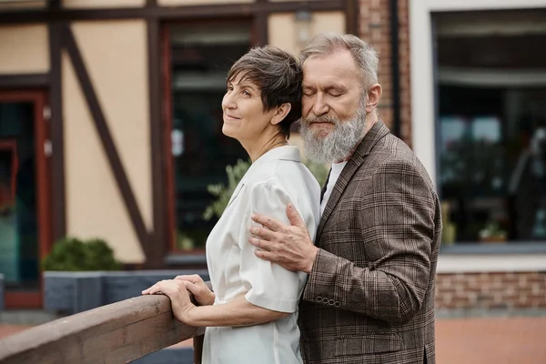 Bearded man hugging woman, husband and wife, senior romance, love, aging population, outdoors — Stock Photo