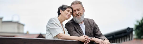 Couple heureux debout ensemble sur le pont, amour âgé, homme et femme avec les yeux fermés, bannière — Photo de stock