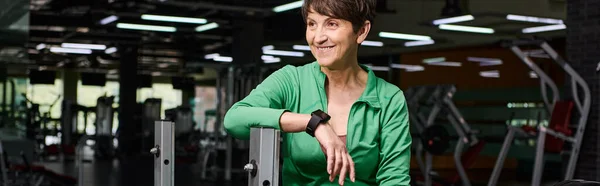 Mulher idosa feliz sorrindo no ginásio, motivação e esporte, atleta sênior ativo, bandeira — Fotografia de Stock