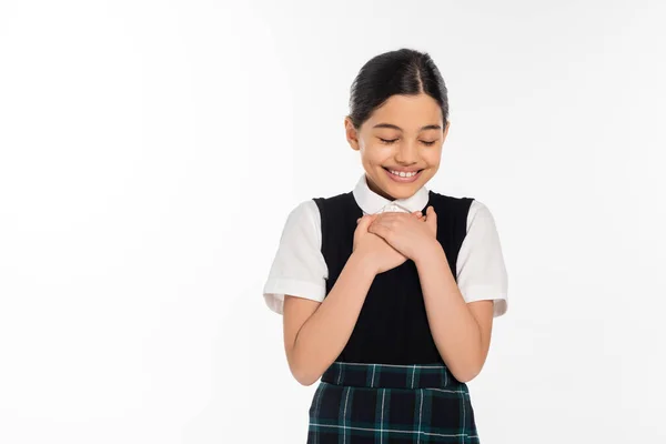 Zufriedene Schulmädchen lächeln mit geschlossenen Augen isoliert auf weiß, geschmeichelt, Emotionen, Schuluniform — Stockfoto