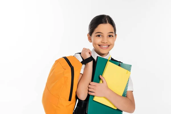 Heureuse écolière debout avec des cahiers dans et sac à dos dans les mains, nouveau concept de l'année scolaire, élève — Photo de stock
