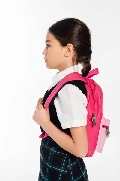 Vista laterale, scolaretta in piedi con zaino rosa isolato su bianco, concetto di ritorno a scuola — Foto stock