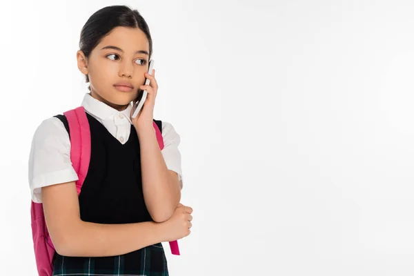 Цифровой возраст, школьница с рюкзаком говорить на смартфоне изолированы на белом, телефонный звонок, студент — стоковое фото