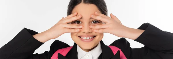 Glückliches Schulmädchen, das die Augen isoliert auf weiß verdeckt, Student in Uniform, Blick in die Kamera, Banner — Stockfoto