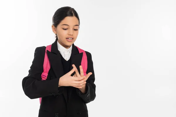 Брюнетка школьница рассчитывает на пальцы изолированы на белом, студент в форме, образование, умный — стоковое фото