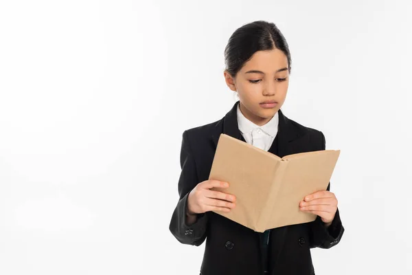 Schulmädchen in Uniform Lesebuch, Studentin mit brünetten Haaren isoliert auf weiß, glücklich und smart — Stockfoto