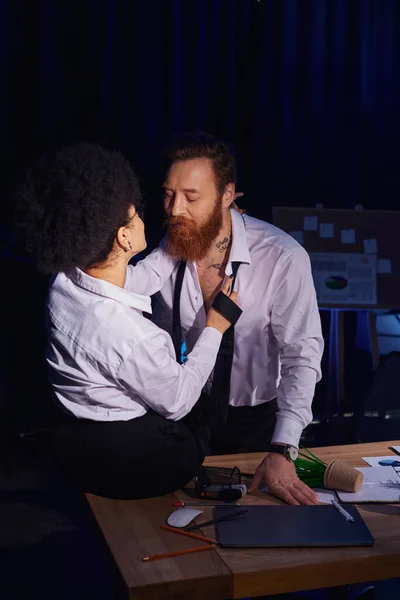 Chaud afro-américain femme séduire barbu tatoué collègue près mess sur bureau dans bureau — Photo de stock