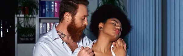 Tattooed bearded businessman seducing african american secretary with closed eyes in office, banner — Stock Photo
