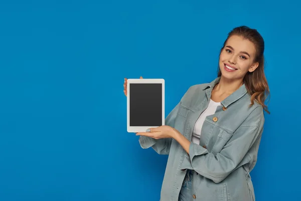 Heureuse jeune femme tenant tablette numérique avec écran blanc sur fond bleu, les médias sociaux — Photo de stock