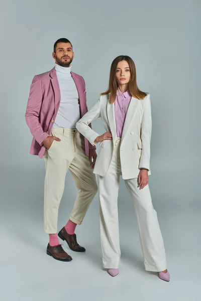 In voller Länge erfolgreiches Businesspaar in stylischer formaler Kleidung posiert auf grauer, klassischer Mode — Stockfoto