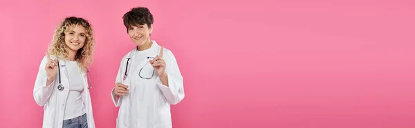 Женщины-врачи в белых халатах предупреждение на розовом фоне, радость, рак молочной железы осведомленности, женщины, баннер — стоковое фото
