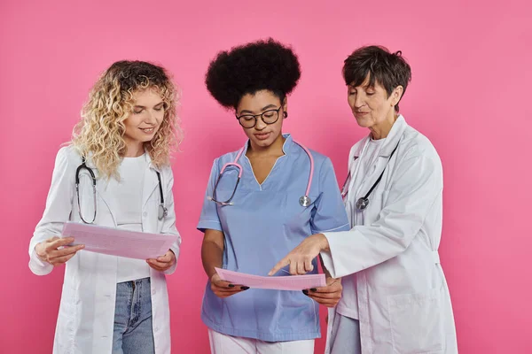 Different generations, medical colleagues, oncologists, interracial women, breast cancer awareness — Stock Photo