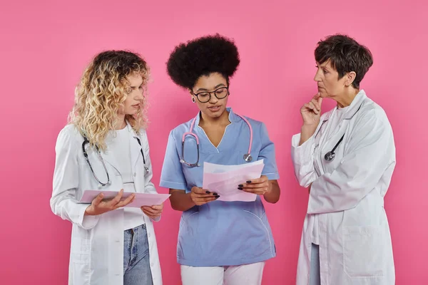 Generations, medical colleagues, oncologists, discussing diagnosis, breast cancer awareness — Stock Photo