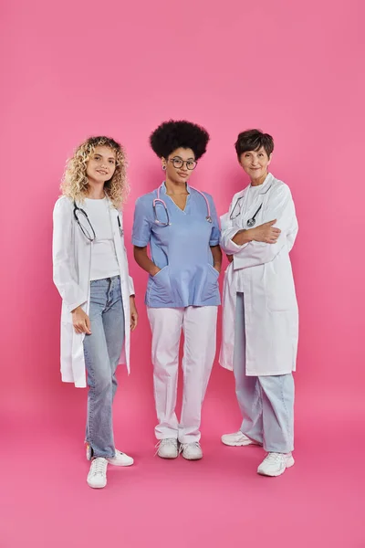 Générations, collègues médicaux, oncologues féminines, concept de sensibilisation au cancer du sein, campagne — Photo de stock