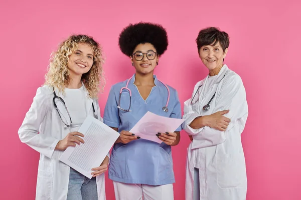 Generationen, glückliche medizinische Kollegen, weibliche Onkologen, Brustkrebs-Aufklärungskonzept, Lächeln — Stockfoto