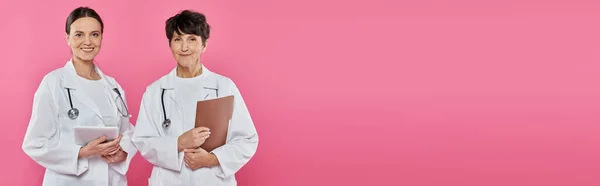 Жіночі онкологи, лікарі цифрового віку, планшет, папка, медичні, обізнаність про рак молочної залози, банер — стокове фото