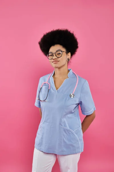 Consciência do câncer de mama, Africano americano médico feminino, oncologista com estetoscópio, pano de fundo rosa — Fotografia de Stock
