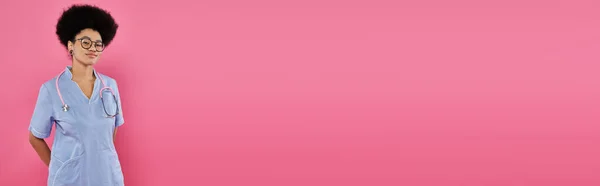 Consapevolezza del cancro al seno, medico donna afroamericano, oncologo con stetoscopio, rosa, striscione — Foto stock