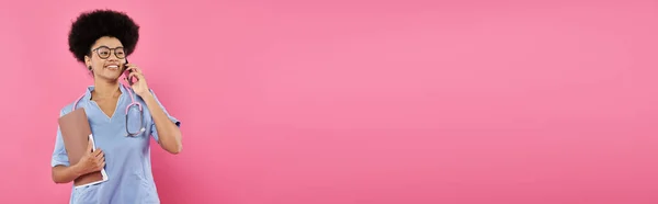 Consapevolezza del cancro al seno, medico afroamericano, felice oncologo parlando su smartphone, banner — Foto stock