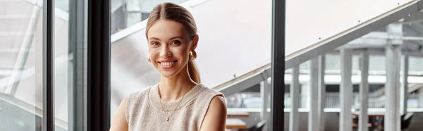 Mujer rubia alegre en traje casual inteligente sonriendo mirando a la cámara, concepto de coworking, pancarta - foto de stock