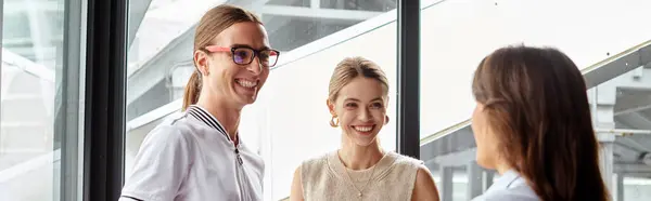 Jóvenes colegas felices en trajes casuales inteligentes hablando entre sí, concepto de coworking, banner - foto de stock