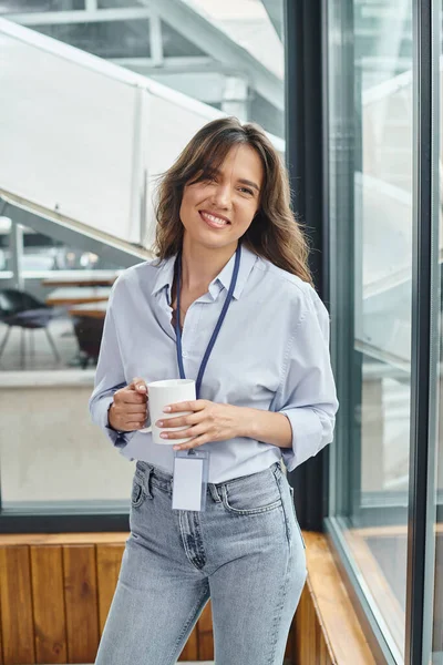 Cheerful pretty woman in business casual outfit smiling and looking at camera, coworking concept — Stock Photo