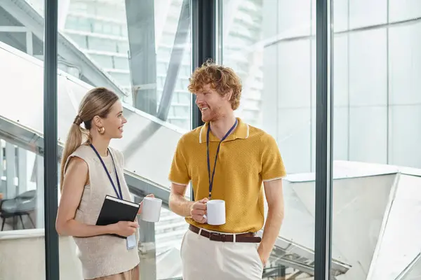 Zwei glückliche Coworker in smarter Kleidung, die während der Kaffeepause lächeln und miteinander reden, Coworking — Stockfoto