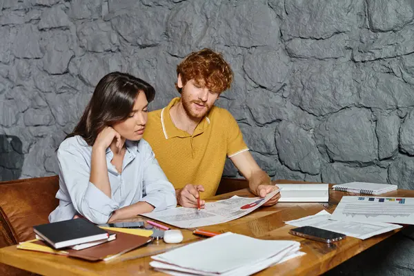 Collègues en tenue décontractée intelligente travaillant sur des papiers avec fond de mur en pierre grise, concept de coworking — Photo de stock