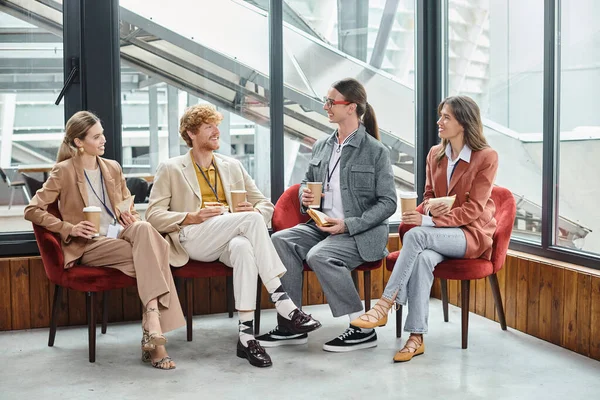 Giovani compagni di squadra in business abbigliamento casual chiacchierare e pranzare insieme, concetto di coworking — Foto stock