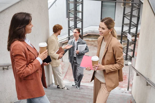 Team in smart wear con scartoffie e caffè in chat sulle scale durante la pausa, coworking — Foto stock