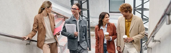 Vier lächelnde Teammitglieder in schicken Outfits, die miteinander reden und einander anschauen, Coworking, Banner — Stockfoto
