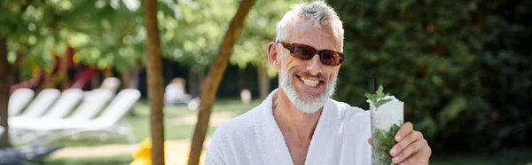 Concept de retraite bien-être, heureux homme mûr dans les lunettes de soleil profiter d'un cocktail rafraîchissant, bannière — Photo de stock