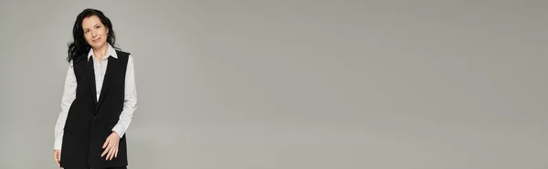 Brunette femme d'affaires d'âge moyen en tenue formelle regardant la caméra sur gris, bannière, espace de copie — Photo de stock