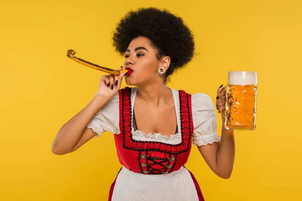 Cameriera afroamericana oktoberfest con corno partito e tazza di birra schiumosa artigianale sul giallo — Stock Photo