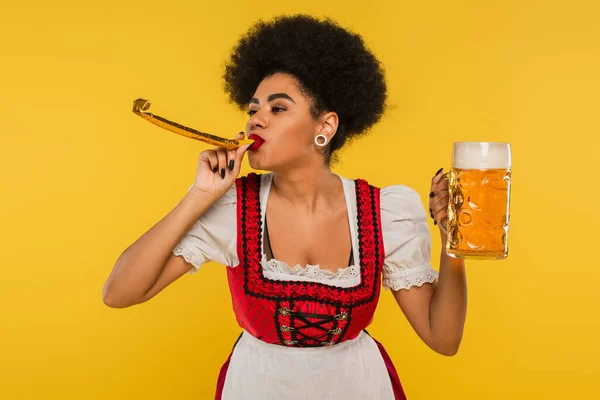 Afrikanisch-amerikanische Oktoberfest-Kellnerin mit Partyhorn und Becher Craft-Schaumbier auf gelb — Stockfoto