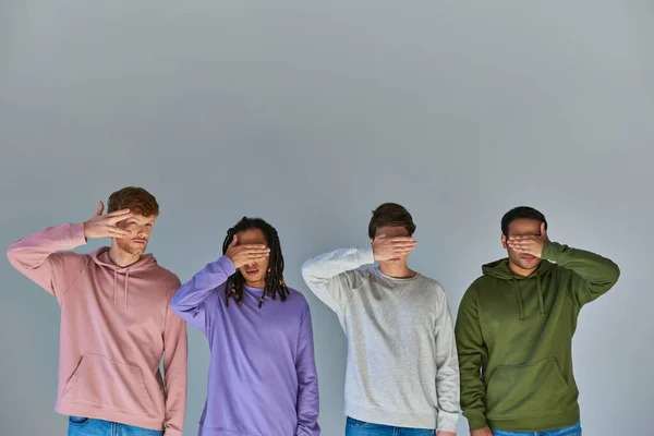 Multikulturelle Freunde in urbaner Kleidung schließen die Augen mit Handflächen, ein Blick in die Kamera, Vielfalt — Stockfoto
