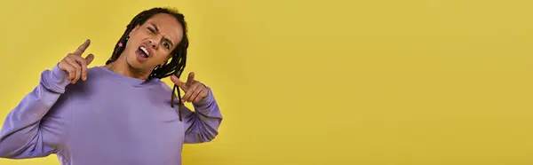 Intrigado e chocado afro-americano homem em camisola roxa com piercing apontando dedos, banner — Fotografia de Stock
