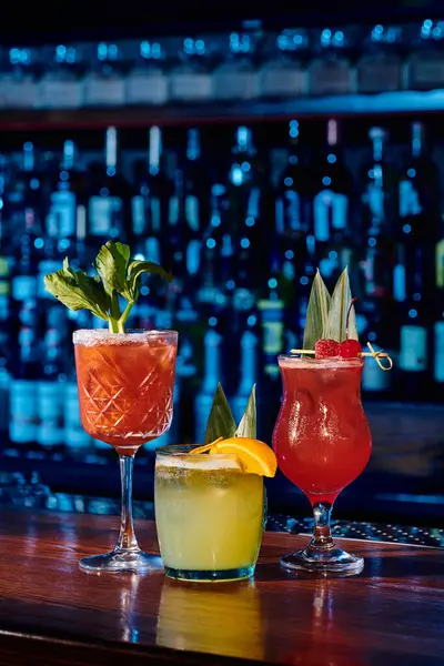 Trois cocktails sophistiqués avec des décorations fraîches sur le comptoir du bar, photo d'objet, concept — Photo de stock