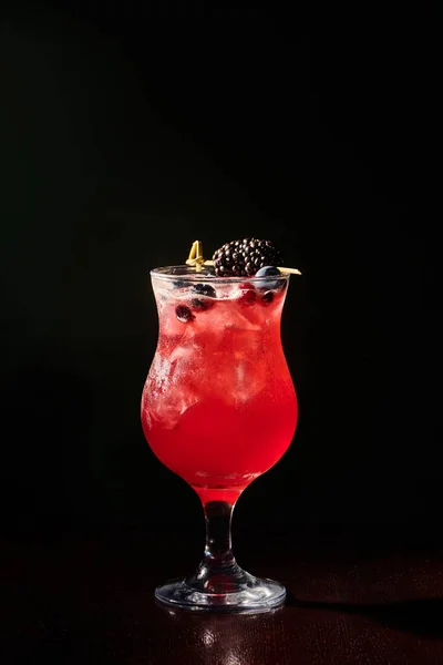 Sofisticato cocktail di mirtilli rossi con guarnitura mora su sfondo nero, concetto — Foto stock