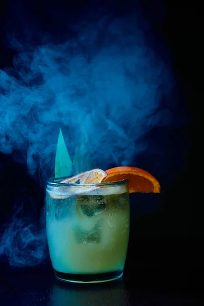 Anspruchsvoller altmodischer Cocktail mit Garnierung auf schwarzem Smokey-Hintergrund, Konzept — Stockfoto