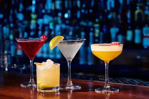 Ensemble de différents cocktails avec des plantes fraîches et de la décoration de fruits sur le comptoir du bar, concept — Photo de stock