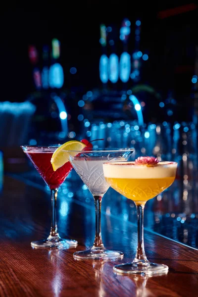 Refreshing tropical daiquiri with elegant martini and cosmopolitan on bar counter, concept — Stock Photo