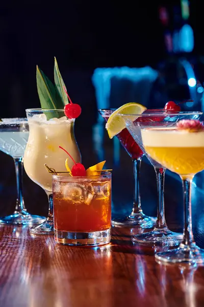 Set exotischer Cocktails mit Dekoration und Bar auf Hintergrund, Konzept — Stockfoto