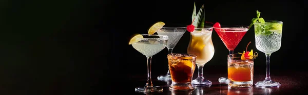 Set pfeffriger Cocktails mit frischen Dekorationen auf schwarzem Hintergrund, Konzept, Banner — Stockfoto