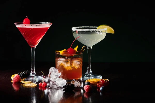 Set aus drei durstlöschenden ästhetischen Cocktails mit Eiswürfeln und Beeren, Konzept — Stockfoto