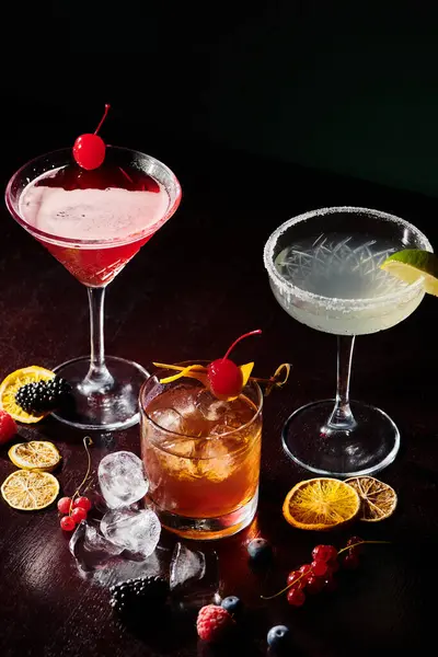 Ästhetische Margarita, kosmopolitisch und negroni mit Cocktailkirschen und Limette, Konzept — Stockfoto