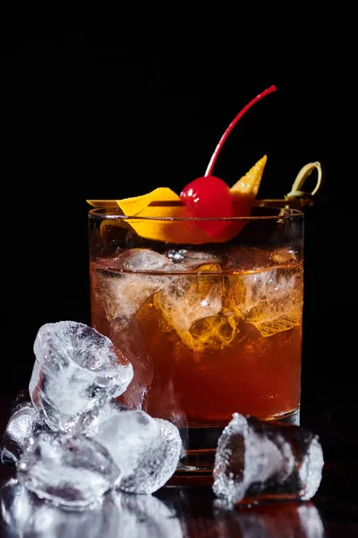 Eleganter Negroni-Cocktail mit Kirsche und Eis auf schwarzem Hintergrund, Konzept — Stockfoto